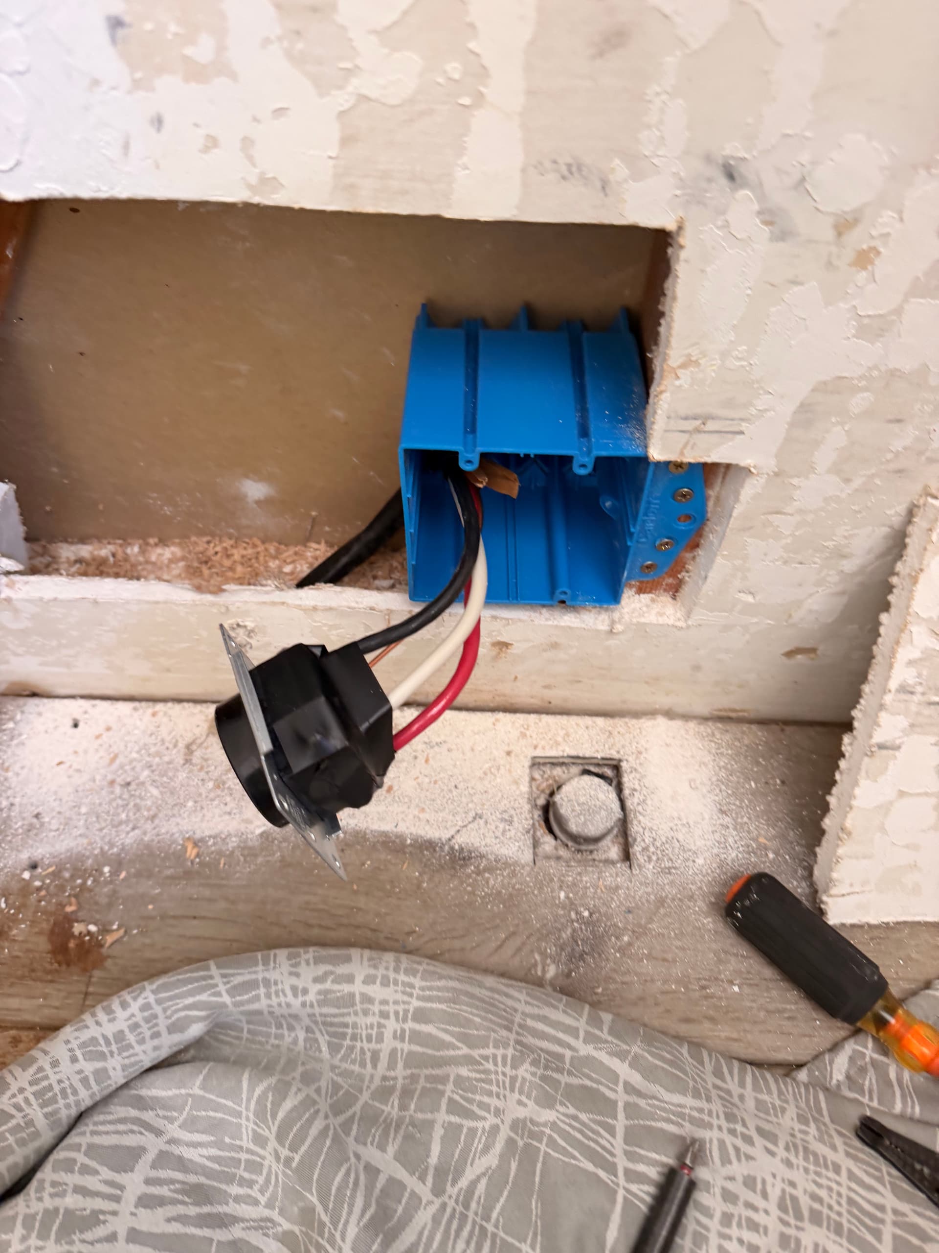 Gallery photos for 50-Amp Oven Outlet Install Done the Right Way: Image #3