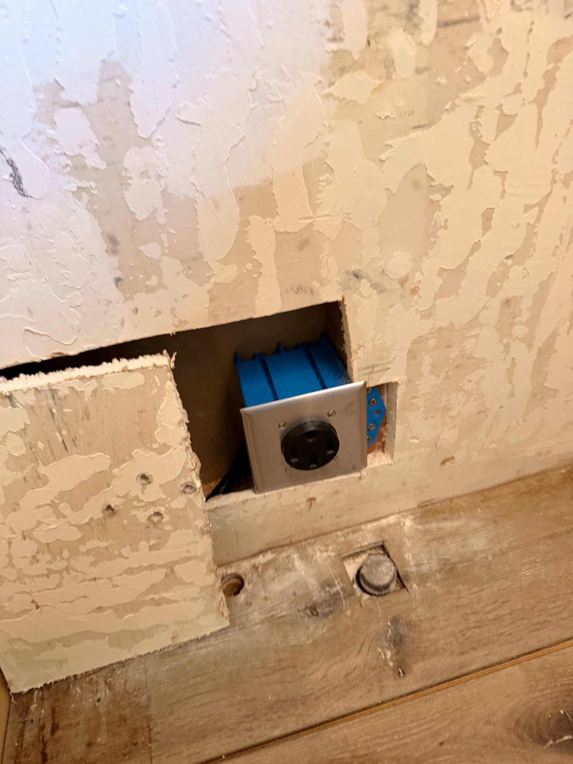 Gallery photos for 50-Amp Oven Outlet Install Done the Right Way: Image #1